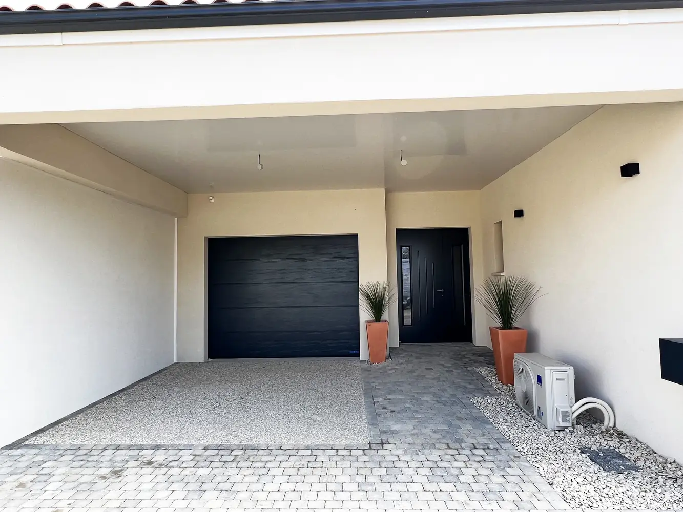 Carport, entrée et matériaux haut de gamme