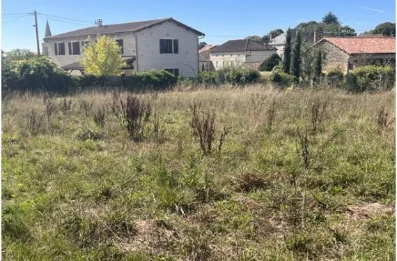 Terrain à bâtir de 770 m2 au prix de 10780 € à SAINT-CLAUD (16)