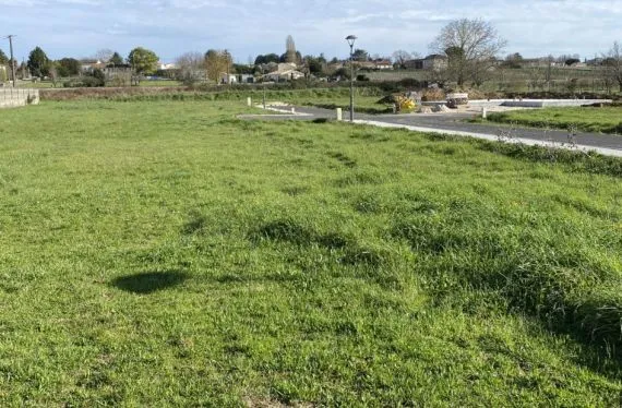 Terrain à bâtir de 810 m2 au prix de 26579 € à MOSNAC (16)