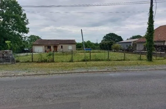 Terrain à bâtir de 900 m2 au prix de 25700 € à LATILLE (86)