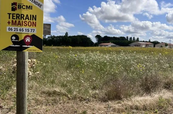 Terrain à bâtir de 1070 m2 au prix de 18173 € à VILLEFAGNAN (16)