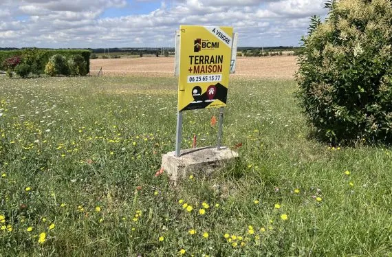 Terrain à bâtir de 877 m2 au prix de 10524 € à COURCOME (16)
