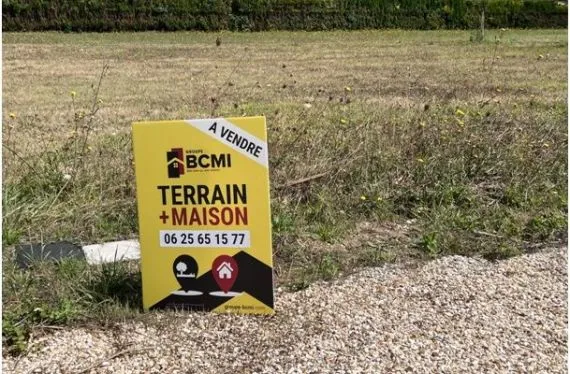 Terrain à bâtir de 1019 m2 au prix de 45000 € à CHAMPNIERS (16)