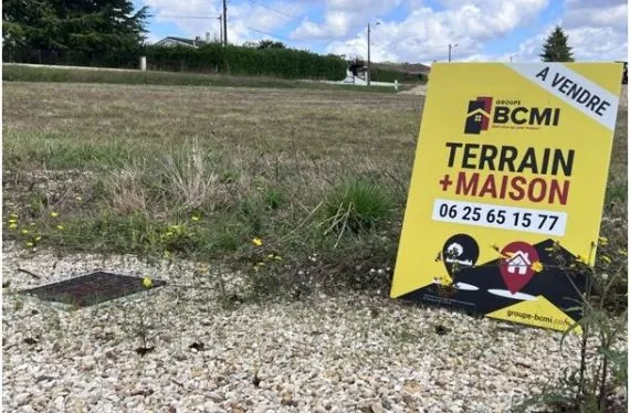 Terrain à bâtir de 694 m2 au prix de 47000 € à CHAMPNIERS (16)