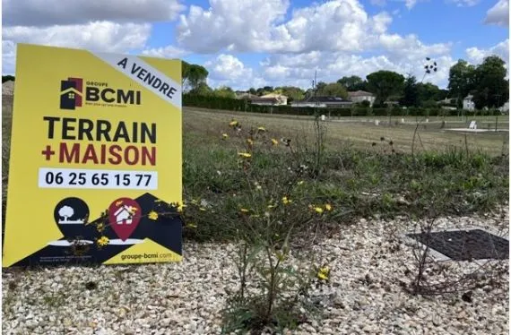 Terrain à bâtir de 700 m2 au prix de 46000 € à CHAMPNIERS (16)