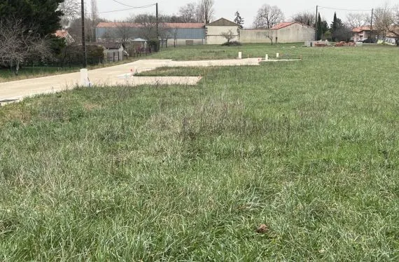 Terrain à bâtir de 821 m2 au prix de 30093 € à MANSLE (16)