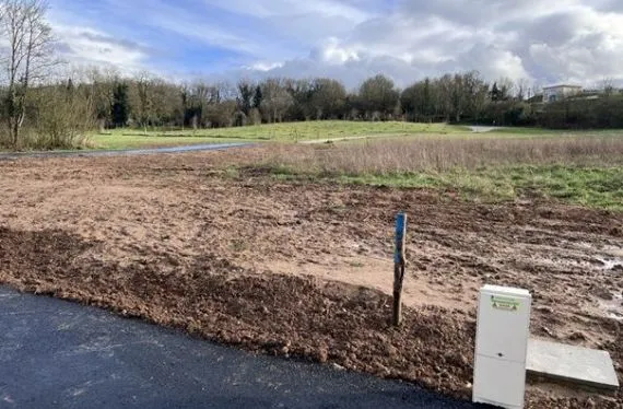 Terrain à bâtir de 703 m2 au prix de 39000 € à MANSLE (16)