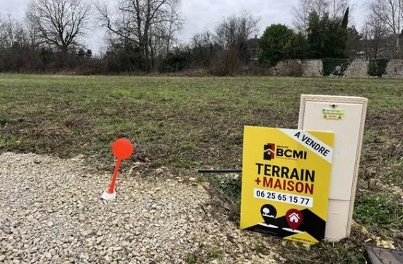 Terrain à bâtir de 917 m2 au prix de 20200 € à AIGRE (16)