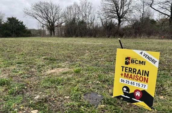 Terrain à bâtir de 1190 m2 au prix de 26200 € à AIGRE (16)
