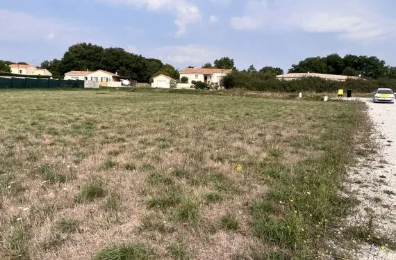 Terrain à bâtir de 2400 m2 au prix de 29000 € à BARRO (16)