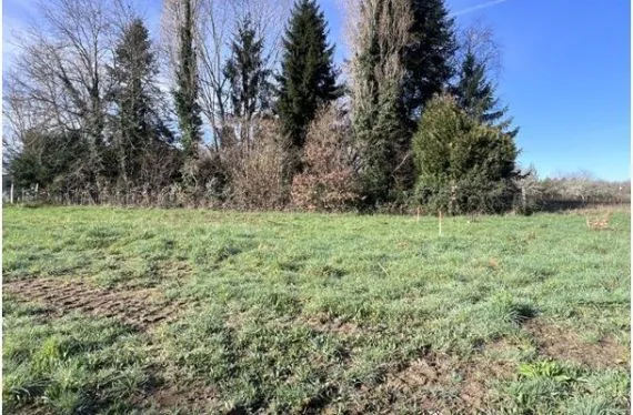 Terrain à bâtir de 686 m2 au prix de 43218 € à AGRIS (16)
