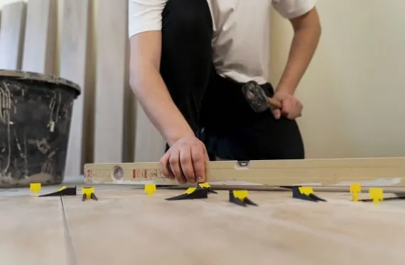 Faire soi-même certains travaux dans sa maison neuve : une solution pour personnaliser son projet et maîtriser son budget