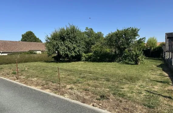Terrain à bâtir de 724 m2 au prix de 80500 € à BEGROLLES-EN-MAUGES (49)
