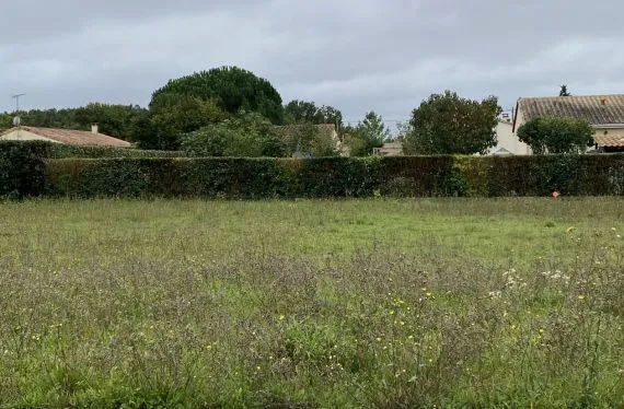 Terrain à bâtir de 629 m2 au prix de 44000 € à ROULLET-SAINT-ESTEPHE (16)