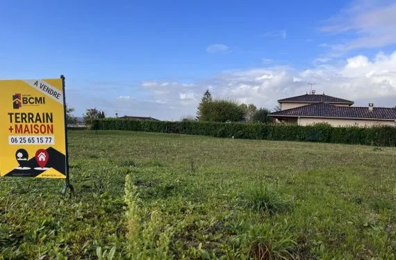 Terrain à bâtir de 681 m2 au prix de 61000 € à RUELLE-SUR-TOUVRE (16)