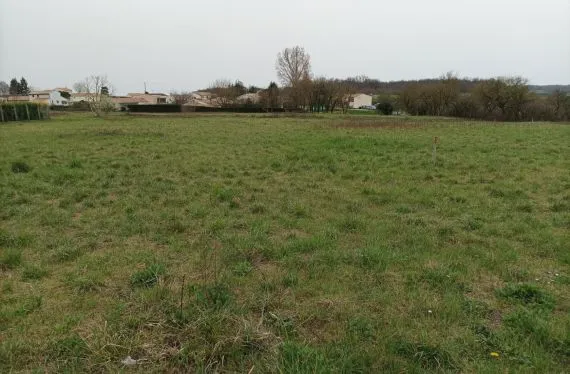 Terrain à bâtir de 800 m2 au prix de 43500 € à SIREUIL (16)