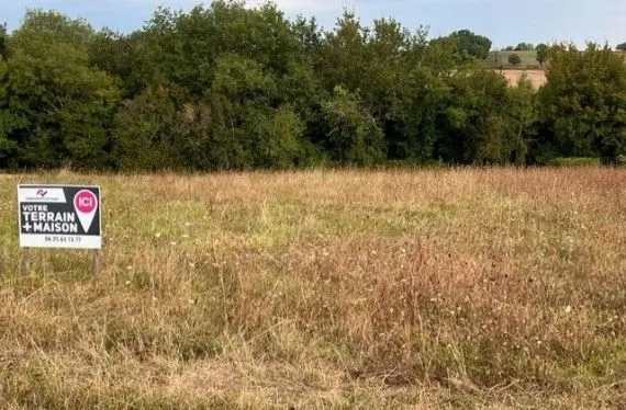 Terrain à bâtir de 2792 m2 au prix de 27000 € à POURSAC (16)