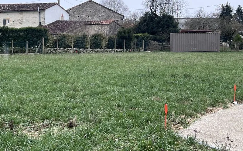 Terrain à bâtir de 777 m2 au prix de 20979 € à MANSLE (16)