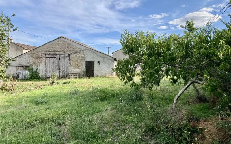 Terrain à bâtir de 800 m2 au prix de 88900 € à BERUGES (86)