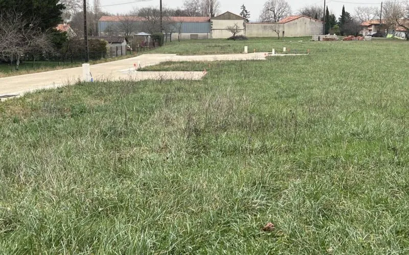 Terrain à bâtir de 821 m2 au prix de 30093 € à MANSLE (16)