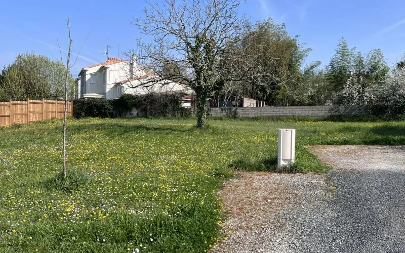 Terrain à bâtir de 420 m2 au prix de 65000 € à SOYAUX (16)