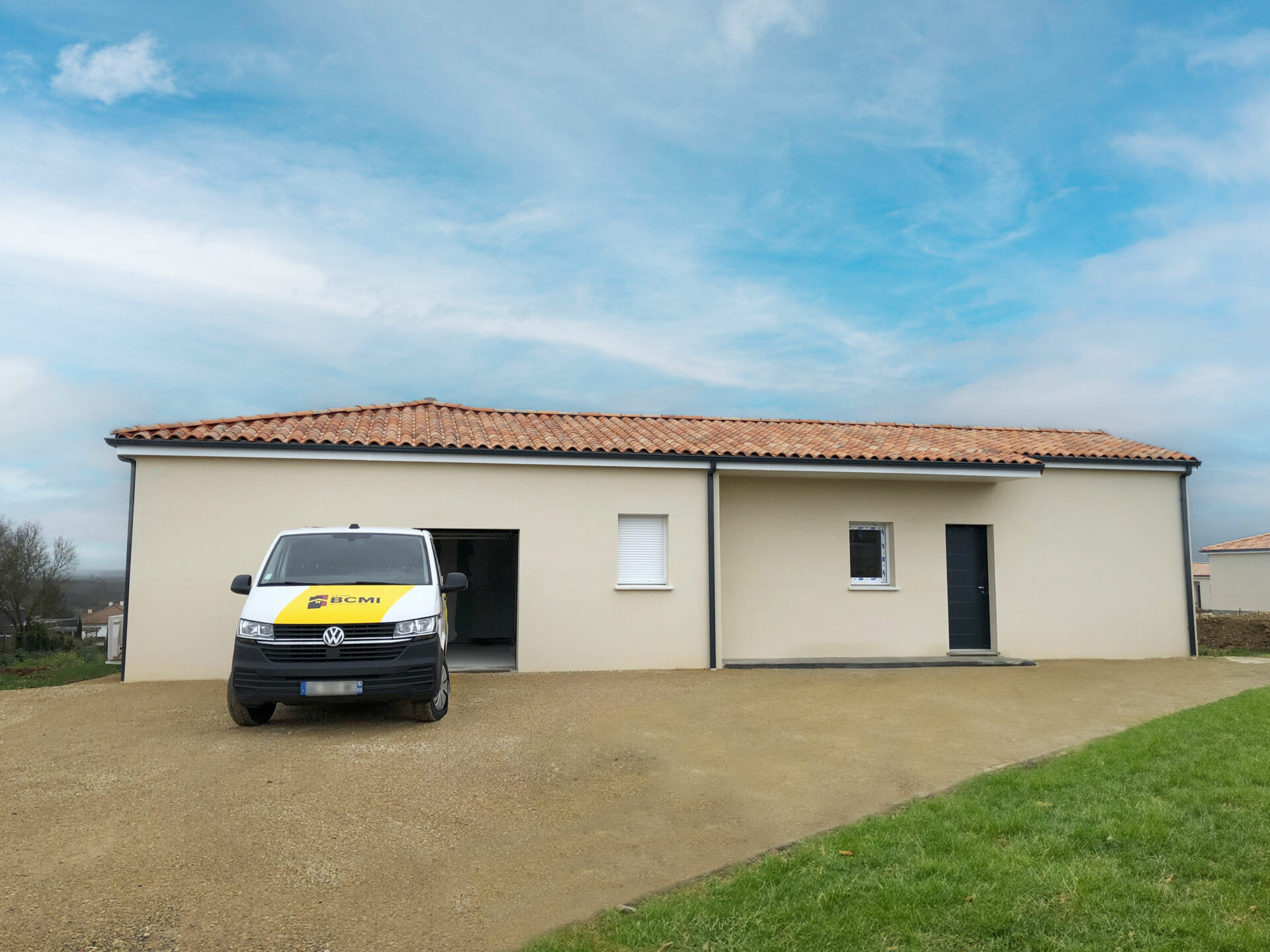 Maison neuve à Mignaloux-Beauvoir, de plain-pied avec façade blanche et toit en tuiles rouges. Construction moderne avec garage, offrant confort et performance énergétique.